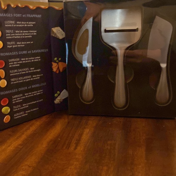 Brand new in box ** Cheese knife set - Picture 2 of 3
